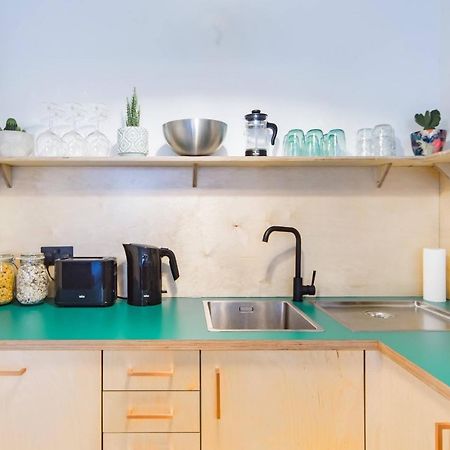 The Plywood Flat, Modern Style In A Traditional Tenement Edinburgh Exterior photo