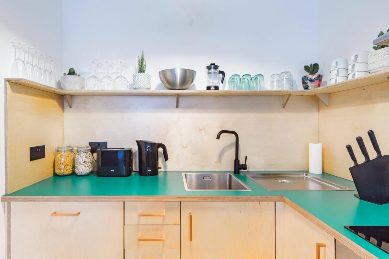 The Plywood Flat, Modern Style In A Traditional Tenement Edinburgh Exterior photo