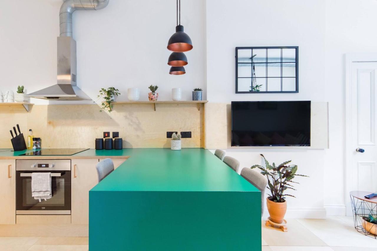 The Plywood Flat, Modern Style In A Traditional Tenement Edinburgh Exterior photo