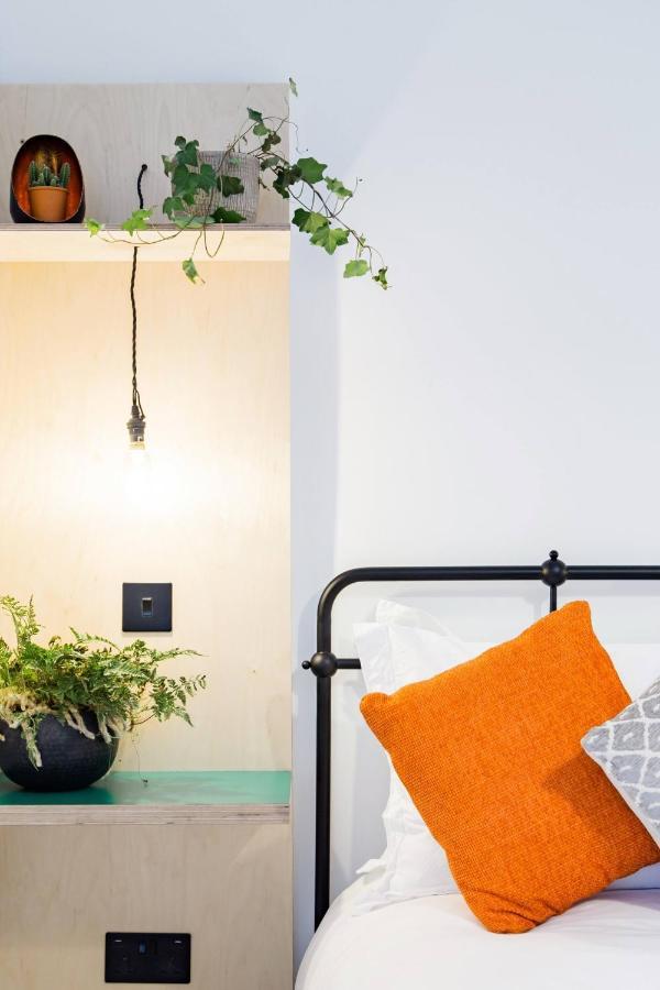 The Plywood Flat, Modern Style In A Traditional Tenement Edinburgh Exterior photo