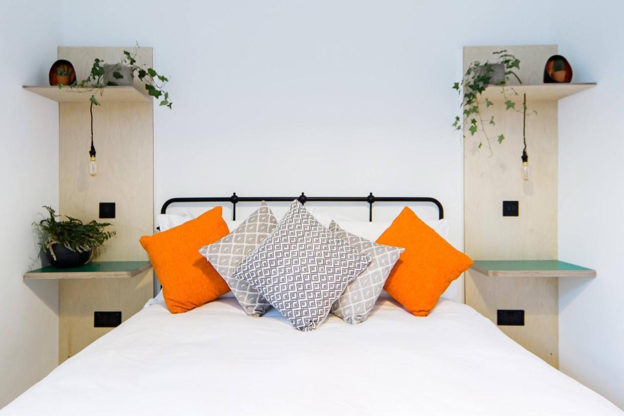 The Plywood Flat, Modern Style In A Traditional Tenement Edinburgh Exterior photo